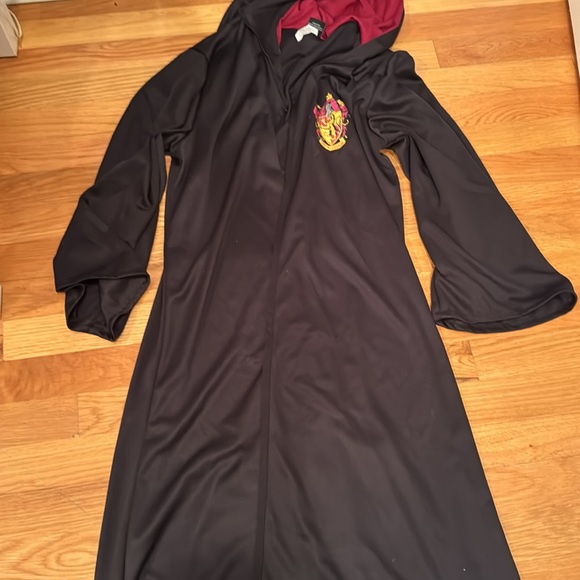 Harry Potter Gryffindor long robe with long sleeves.Black with red hooded inside - Picture 2 of 4